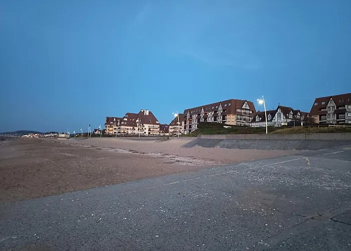 Studio Le Lagon De Leon Elegant Refuge En Bord De Mer Concu Pour Deux Adultes Offrant Un Acces Prive Et Direct A La Plage De Cabourg Et A La Promenade Marcel Proust