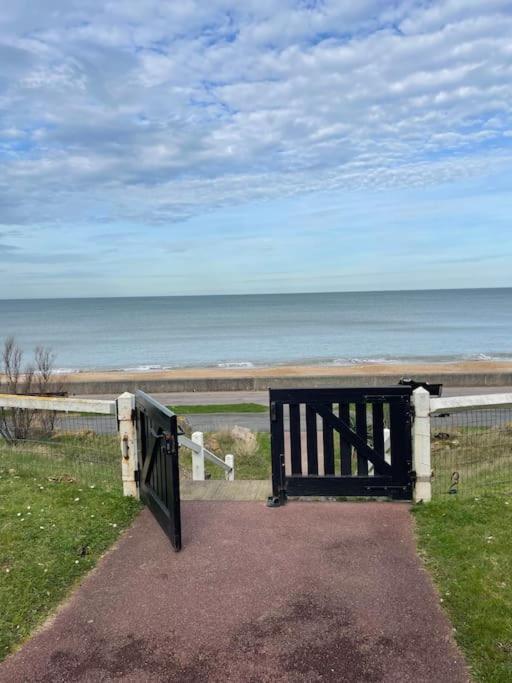 Le Lagon De Leon Elegant Refuge En Bord De Concu Pour Deux Adultes Offrant Un Acces Prive Et Direct A La De Et A La Promenade Marcel Proust Cabourg