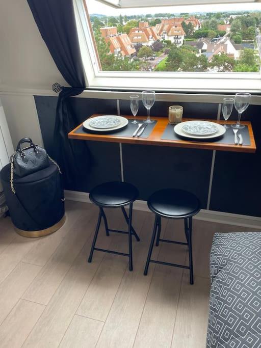 Le Lagon De Leon Elegant Refuge En Bord De Concu Pour Deux Adultes Offrant Un Acces Prive Et Direct A La De Et A La Promenade Marcel Proust Apartment Cabourg